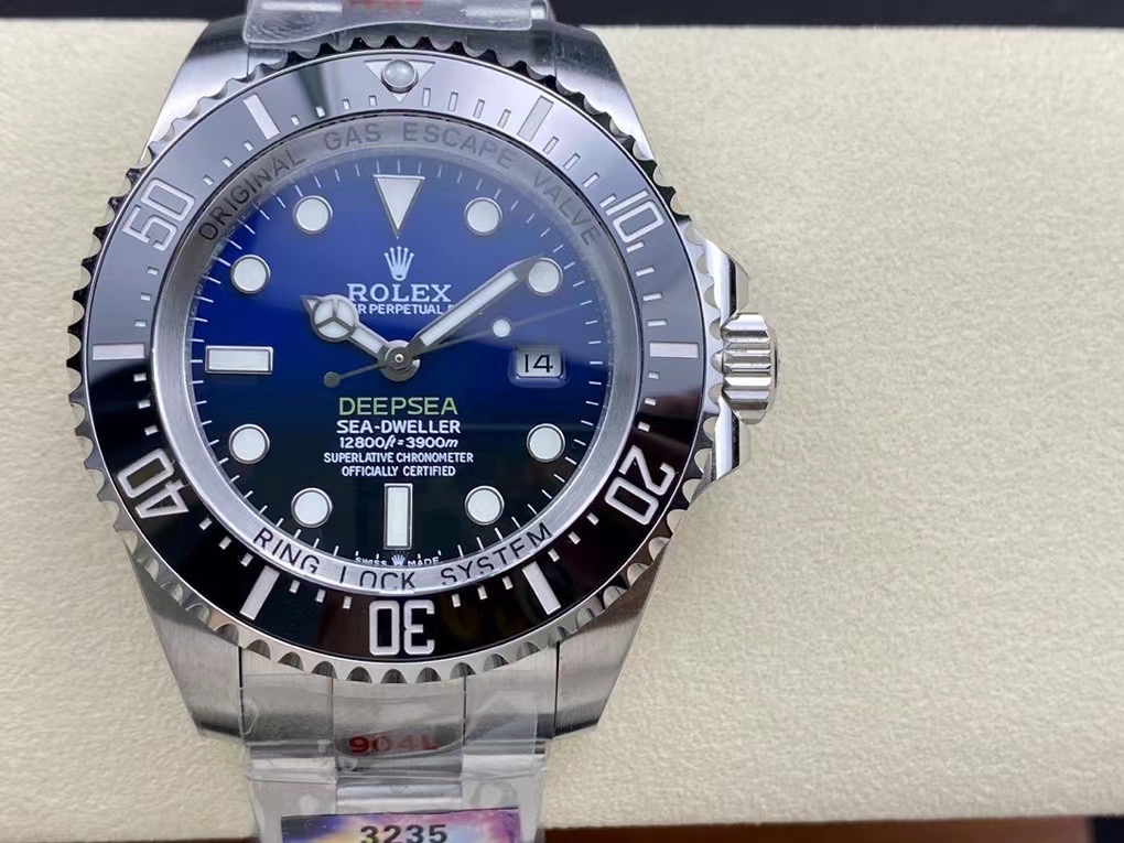 劳力士 海使鬼王系列 全新一体机3235机芯较前代有重要革命性升级，怒荐之作原装开模，细节完美1：1圈口夜光珠采用原装冲压技术，告别胶水，不再会有脱落的诟病。陶瓷表圈亦采用最新原装冲压技术，内部结构完美同步原装，转圈声音及力度同原装一致。陶瓷表圈采用原装镀白金技术，经久耐用，细致乱真。渐变蓝色面盘经正品比对且无数次调试，足可乱真。市面唯一钢带头部同步原装宽度加宽，佩戴更舒适，视感更完美（老版本
